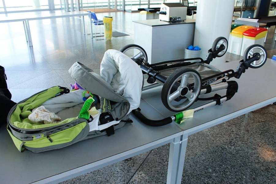 Как перевозить детскую коляску в самолете